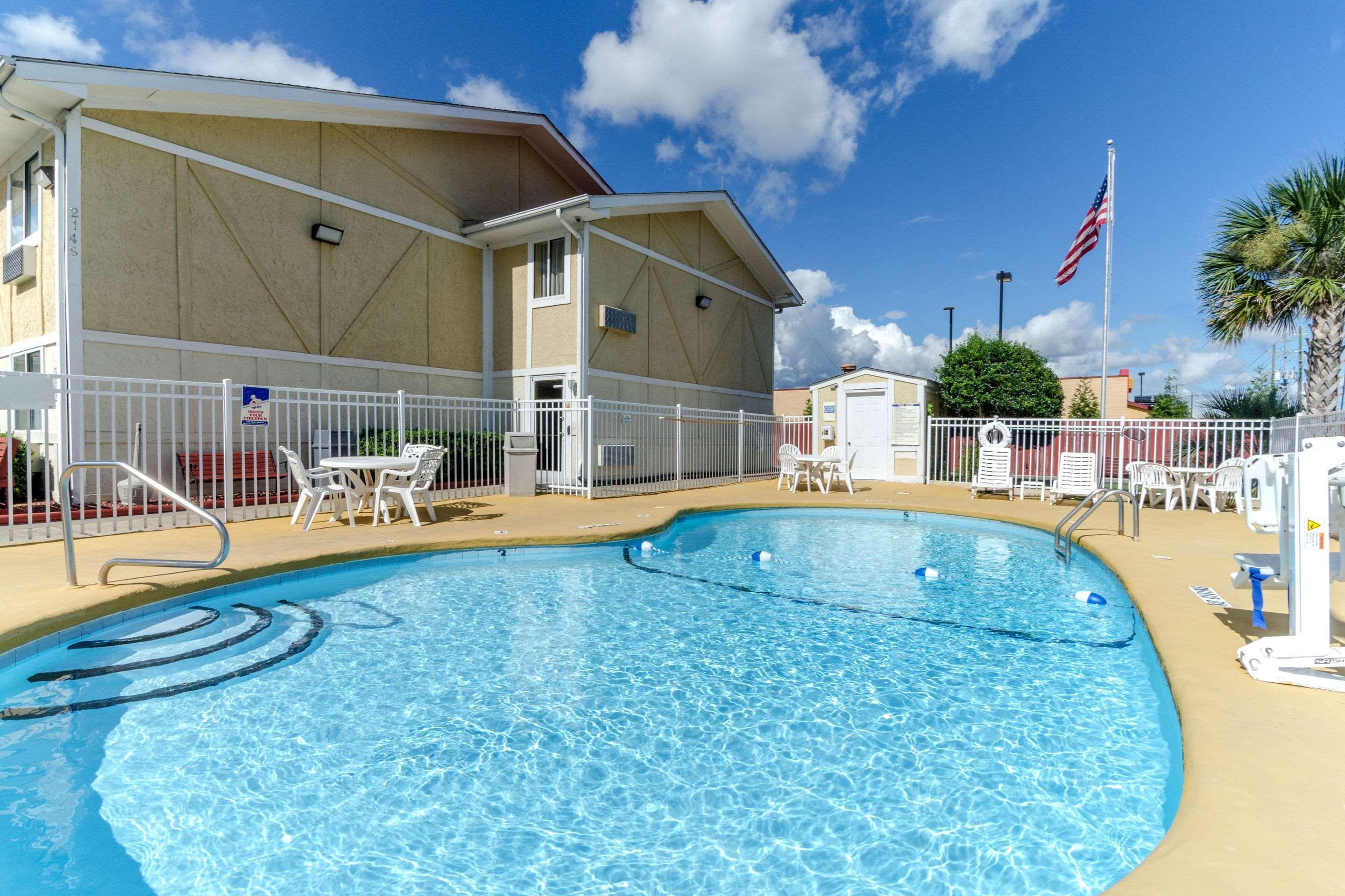 Rodeway Inn & Suites Jacksonville Near Camp Lejeune Exterior foto